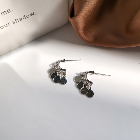 đź’™Minimalist circle charms Hoops Huggie Earrings - Picture 10 of 12